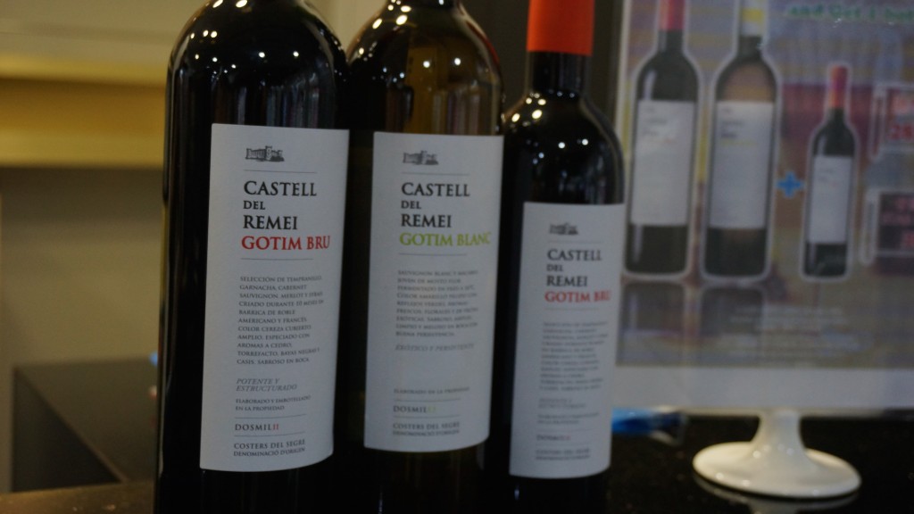 船内のハウスワインはCastell del Remei。